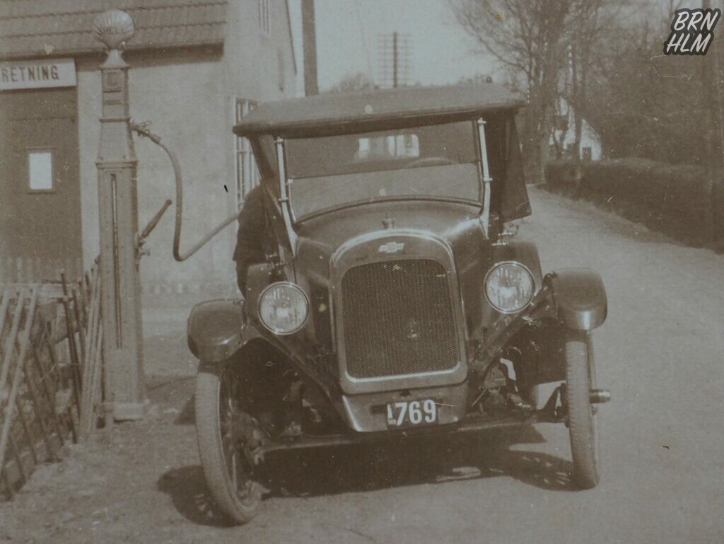 Chevrolet Superior tankes ved Lobbæk Cykleforretnings nye Shell tank - 1923