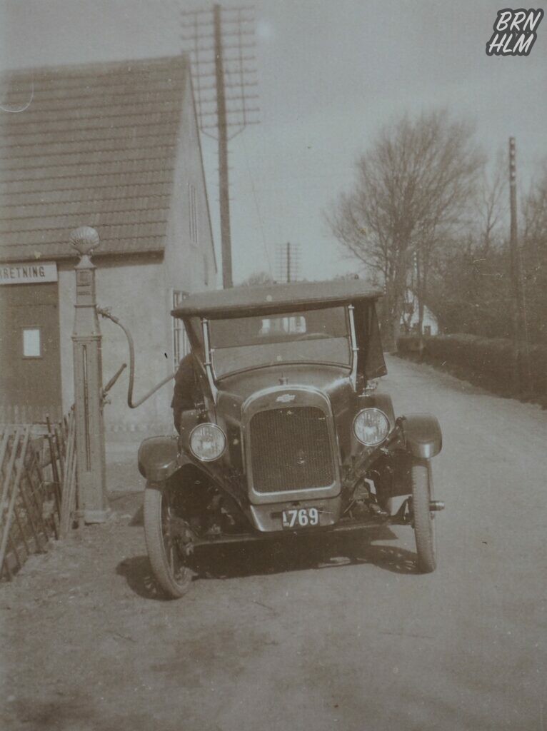 Chevrolet Superior tankes ved Lobbæk Cykleforretnings nye Shell tank - 1923