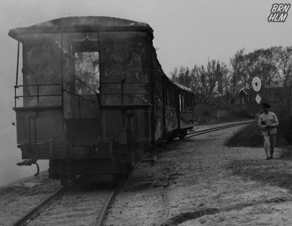 De Bornholmske Jernbaner afbrænder de gamle togvogne - Maj 1969