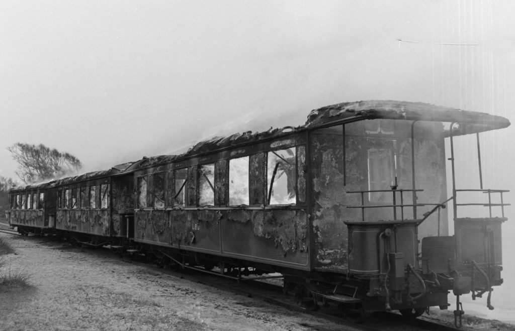 De Bornholmske Jernbaner afbrænder de gamle togvogne - Maj 1969