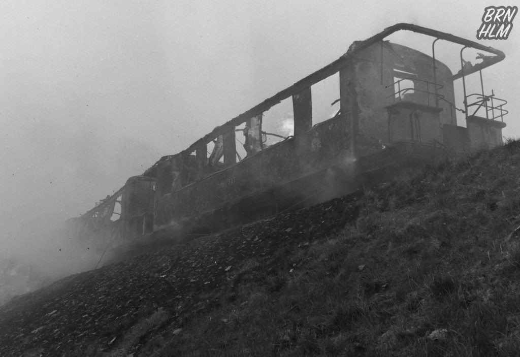 De Bornholmske Jernbaner afbrænder de gamle togvogne - Maj 1969