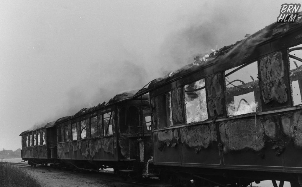 De Bornholmske Jernbaner afbrænder de gamle togvogne - Maj 1969