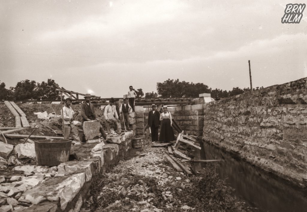 Jernbanebroen over Søbækken ved Nexø opføres - 1900