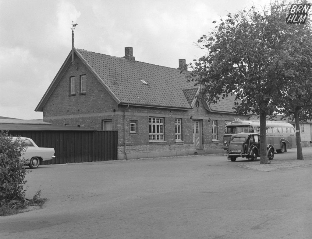 Rutebilen holder foran Aakirkeby Station - 1968