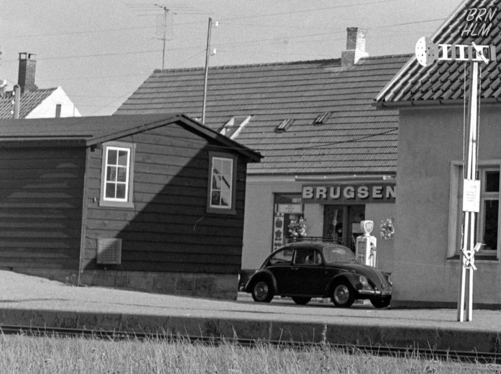 Lobbæk Brugsforening samt BP stander skimtes bag Lobbæk Station - 1968