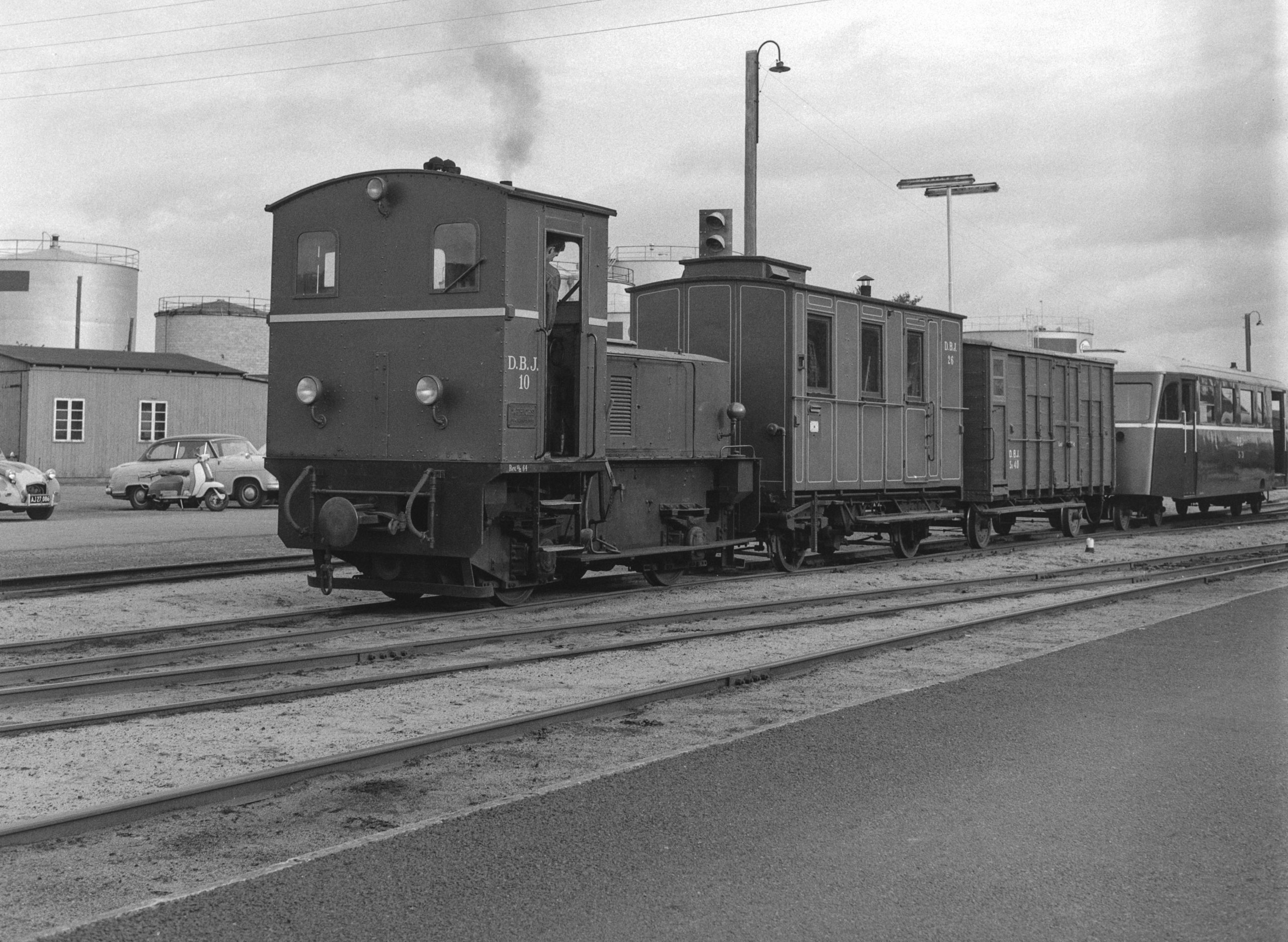 De Bornholmske Jernbaners ranger lokomotiv DBJ 10 med postvogn, godsvogn SB 40 samt skinnebus - 1968
