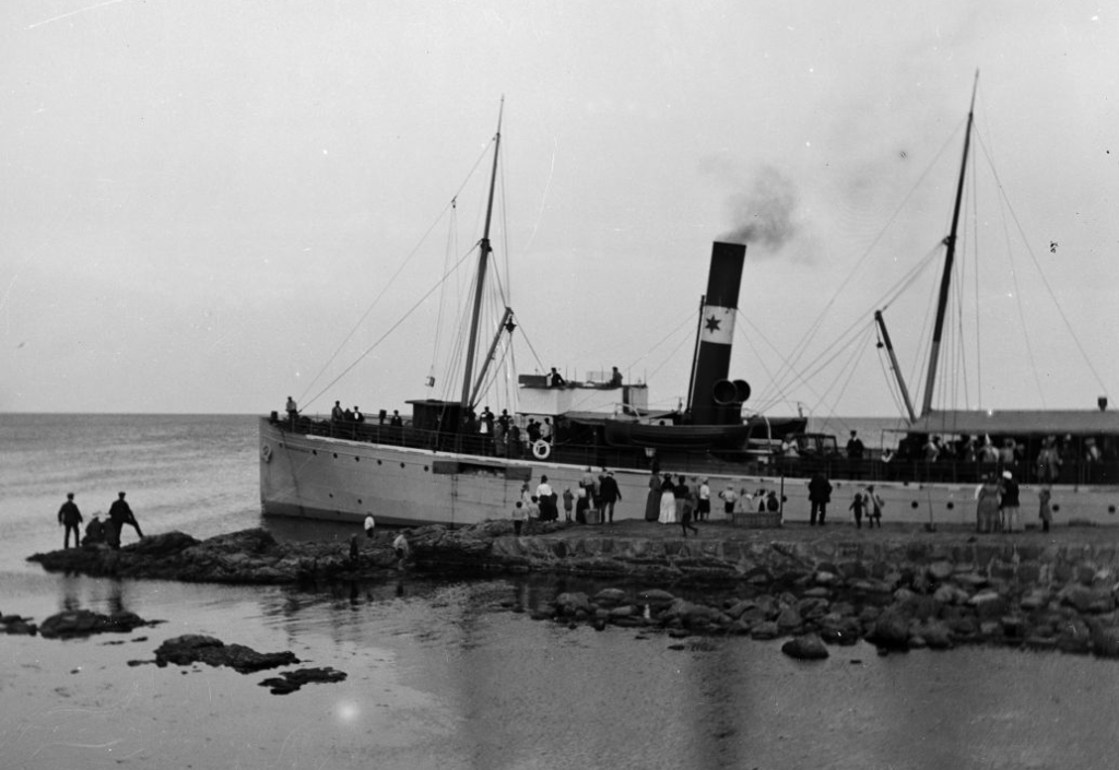 S/S Hammershus fra Det Østbornholmske Dampskibsselskab har lagt til ved Gudhjem - 1899