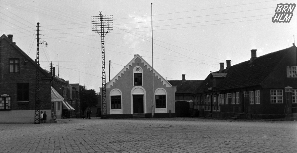 Aakirkeby torv med Rådhuset, telefonmaster og Shell pumpe